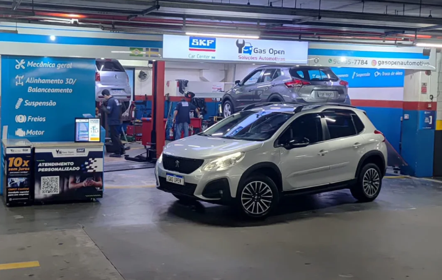 Peugeot 2008 branco em frente à GAS OPEN
