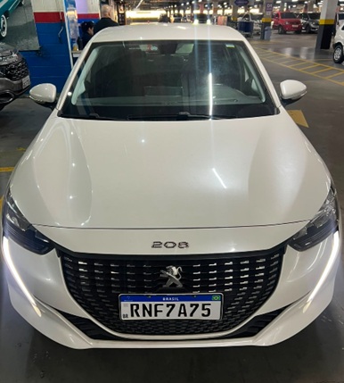 Peugeot 208 branco na oficina