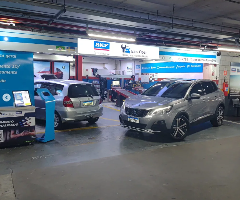 Peugeot 3008 cinza na oficina